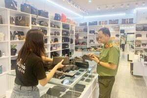 Tạm giữ lô hàng giả nhãn hiệu trị giá 5 tỷ đồng tại 2 shop sang ở Hà Nội