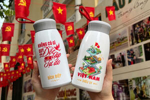 Thị trường quà tặng đang 'nóng' cùng lễ kỷ niệm 80 năm Quốc khánh 2/9