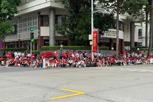 Hà Nội: Hàng ngàn người trong sắc đỏ chờ xem diễu binh, diễu hành