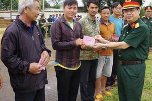 Trung đoàn 720 tặng bò giống cho người dân xã Quảng Tân