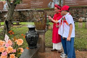 Khai mạc trưng bày "Tình đất và gốm"