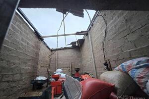 Cận cảnh cột điện ở Hà Tĩnh gãy đổ, uy hiếp nhà dân sau bão số 5