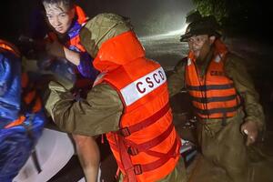 Thanh Hóa: Giây phút nghẹt thở giải cứu 3 người trong căn nhà ngập sâu