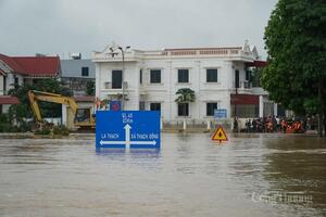 Giữa biển nước, người đàn ông bần thần bên tấm giấy khen ướt sũng của con gái