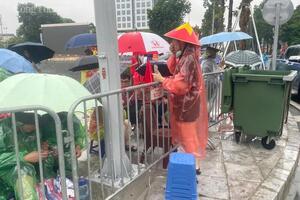 Ghế nhựa được bán với giá 50.000 đồng bên lề sơ duyệt diễu binh