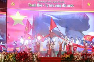 Hàng vạn người chen chân xem pháo hoa tại Quảng trường Lam Sơn