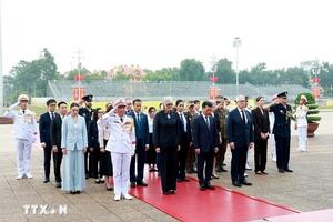 Toàn quyền Australia Sam Mostyn vào Lăng viếng Chủ tịch Hồ Chí Minh