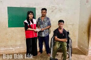 Trao hơn 56 triệu đồng giúp em Y Kát Niê