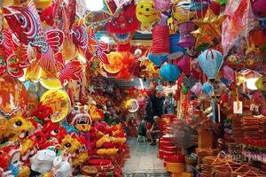 Thị trường đồ chơi trung thu Hà Nội rộn ràng sắc màu truyền thống