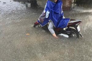 Hà Nội: Mưa lớn xuyên đêm, nhiều tuyến đường ngập sâu