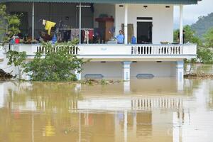 Thanh Hóa: Nước bủa vây tứ phía, nhà dân ngập chìm trong nước