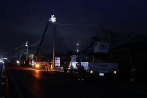 Sáng 2/10, gần 3,6 triệu khách hàng được cấp điện trở lại sau bão số 10