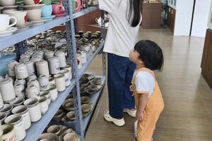 Gốm Bát Tràng: ‘Đánh thức’ tiềm năng du lịch làng nghề