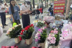 'Hoa nhà giàu' tăng giá gấp đôi vẫn hút khách dịp 20/10