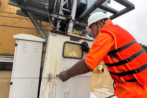 Hơn 413.000 khách hàng Đà Nẵng, Huế đang mất điện do mưa lũ