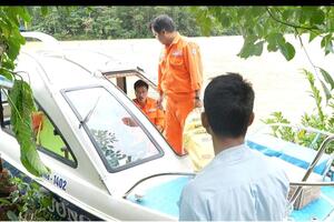 Đà Nẵng: Dùng ca nô vận chuyển hàng cứu trợ cho thôn Z’Lao bị cô lập