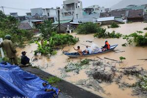 Mưa lớn kết hợp nước lũ khiến nhiều khu dân cư ở xã Đồng Xuân ngập 3 - 4 m