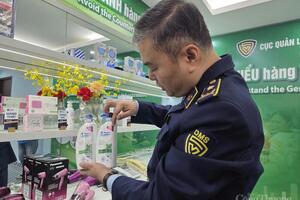 Cán bộ Quản lý thị trường hướng dẫn người dân cách nhận biết hàng giả