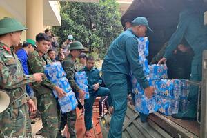 Mang yêu thương về vùng lũ