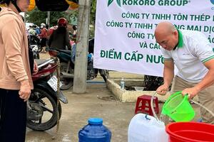 Nước sạch miễn phí cho bà con vùng lũ xã Hòa Thịnh