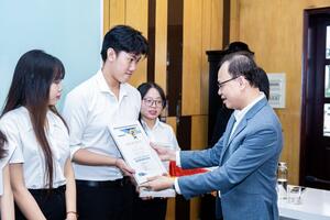 Eximbank trao học bổng cho sinh viên Đại học Kinh tế TP Hồ Chí Minh