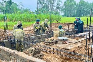 Bộ đội xuyên đêm xây nhà   cho người dân vùng lũ