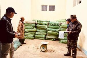 Hải quan liên tiếp xử lý các vụ vận chuyển thực phẩm bẩn, thuốc lá lậu