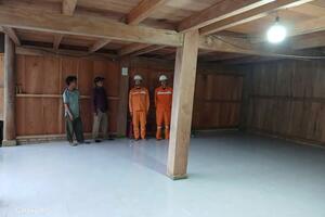 Quảng Ngãi: Trèo đèo, vượt suối cấp điện cho 35 hộ dân vùng sâu