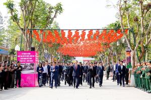 Tổng Bí thư dâng hương tưởng niệm Chủ tịch Hồ Chí Minh và các liệt sĩ