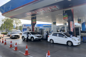 Người dân nhiều quốc gia đổ xô mua xăng, dầu do căng thẳng ở Trung Đông