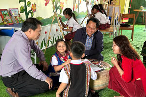 Quảng Ngãi: Học sinh đồng bào Xơ Đăng vẽ tranh cổ động bầu cử