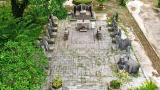 Bên trong lăng mộ đá cổ gần 300 năm phủ đầy rêu phong ở xứ Thanh