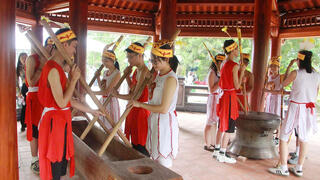 Trình diễn trống đồng, đâm đuống ‘hút’ khách tại Đền Hùng