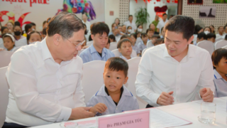 Phó Thủ tướng Thường trực Phạm Gia Túc thăm, tặng quà bệnh nhi dịp Tết Trung thu