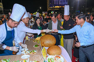 Khai mạc Quảng diễn các món ngon từ cua Cà Mau kết hợp đặc sản 34 tỉnh, thành phố