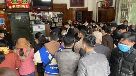 Bất chấp dịch Covid-19, khách hàng chen nhau mua vàng ngày vía Thần Tài
