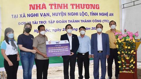 Ủy ban MTTQ Thành phố Hồ Chí Minh trao nhà tình thương cho hộ nghèo tỉnh Nghệ An