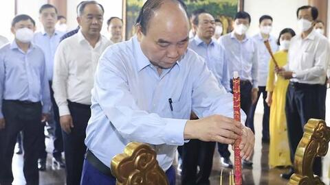 Chủ tịch nước Nguyễn Xuân Phúc dâng hương tưởng niệm cụ Phó bảng Nguyễn Sinh Sắc