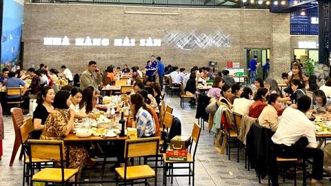 Du lịch mới bắt đầu vào mùa, thương lái đã phải 'săn' hải sản tận bến