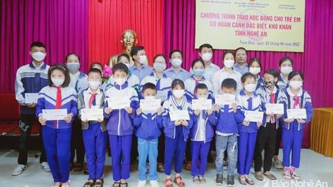 Trao tặng học bổng và quà cho học sinh có hoàn cảnh khó khăn huyện Nghĩa Đàn và Nam Đàn