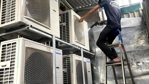 Mùa ‘chạy sô’ của thợ điện lạnh