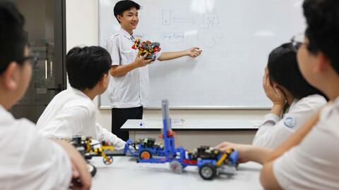 Học sinh Hà Nội chế tạo robot thông minh dạy học lập trình