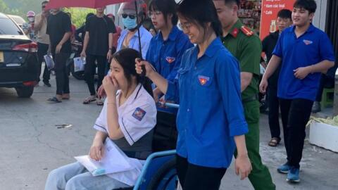 Nụ cười tình nguyện tỏa năng lượng tích cực mùa thi