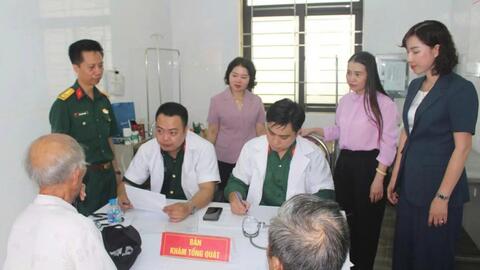 Cấp phát thuốc và tặng quà cho 200 đối tượng chính sách