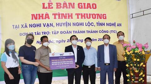 Ủy ban MTTQ Thành phố Hồ Chí Minh trao nhà tình thương cho hộ nghèo tỉnh Nghệ An