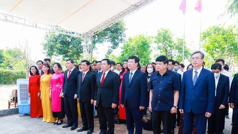 Đồng chí Nguyễn Xuân Thắng dâng hương tưởng niệm nhà lãnh đạo cách mạng tiền bối Phan Đăng Lưu