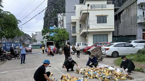 Quảng Ninh: Hàng ngàn hộp thực phẩm chức năng bị bỏ tại điểm tập kết rác