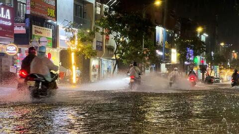 Nhiều tuyến đường ngập sâu, đường lên bán đảo Sơn Trà bị sạt lở