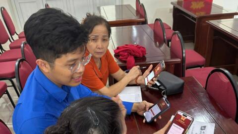 Bạn trẻ tận tụy hỗ trợ đảng viên dùng dịch vụ công trực tuyến