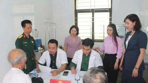 Cấp phát thuốc và tặng quà cho 200 đối tượng chính sách